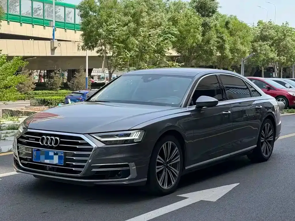 Audi A8 — фото 1