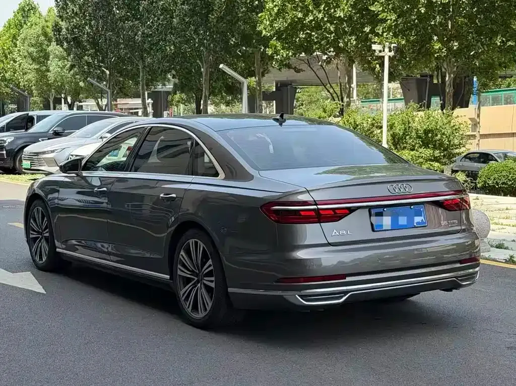 Audi A8 — фото 2