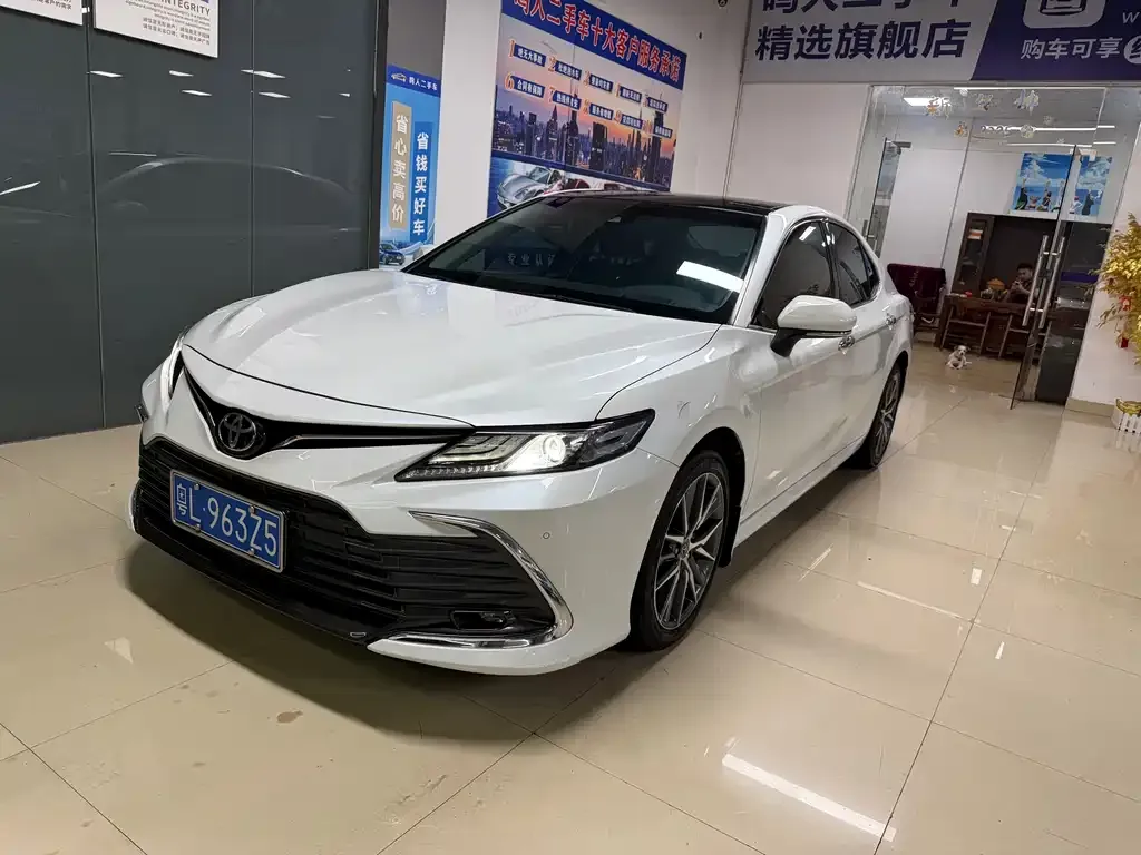 Toyota Camry — фото 1