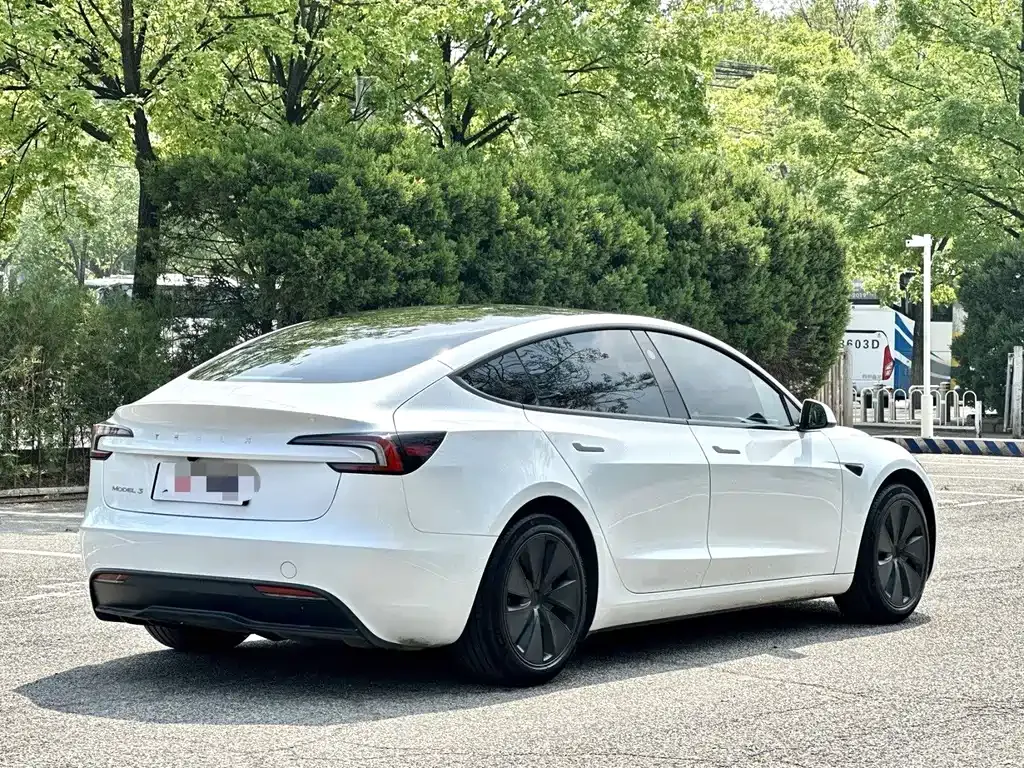 Tesla Model 3 — фото 7