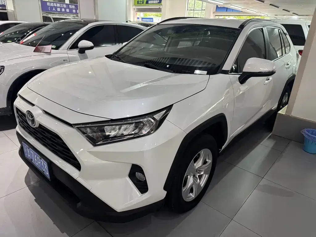 Toyota RAV4 — фото 1