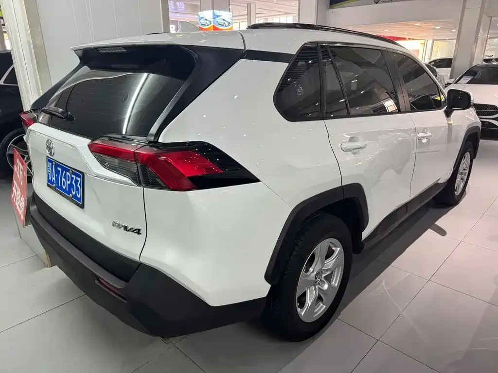 Toyota RAV4 — фото 10