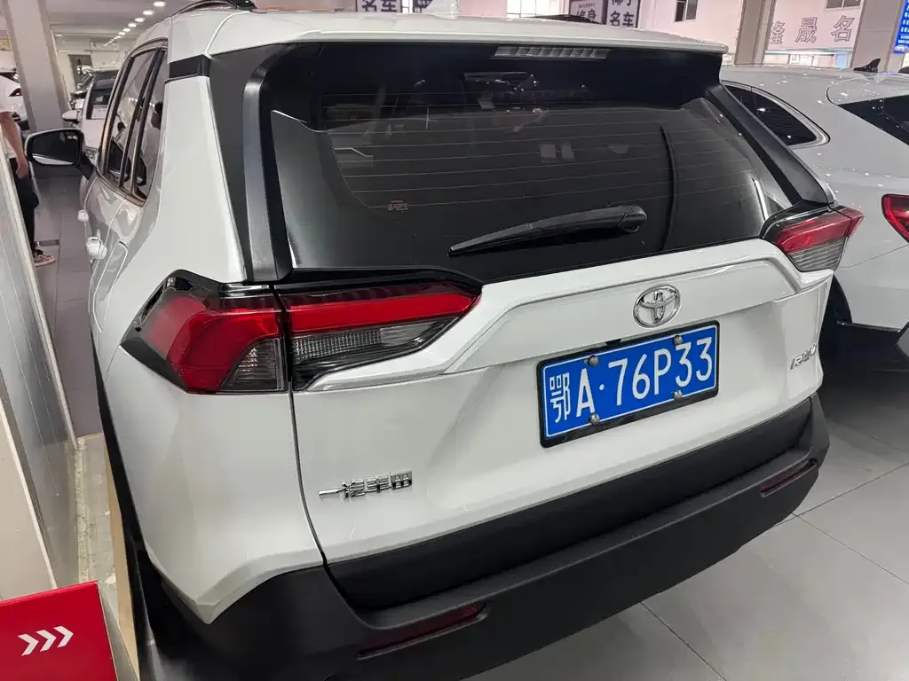 Toyota RAV4 — фото 5