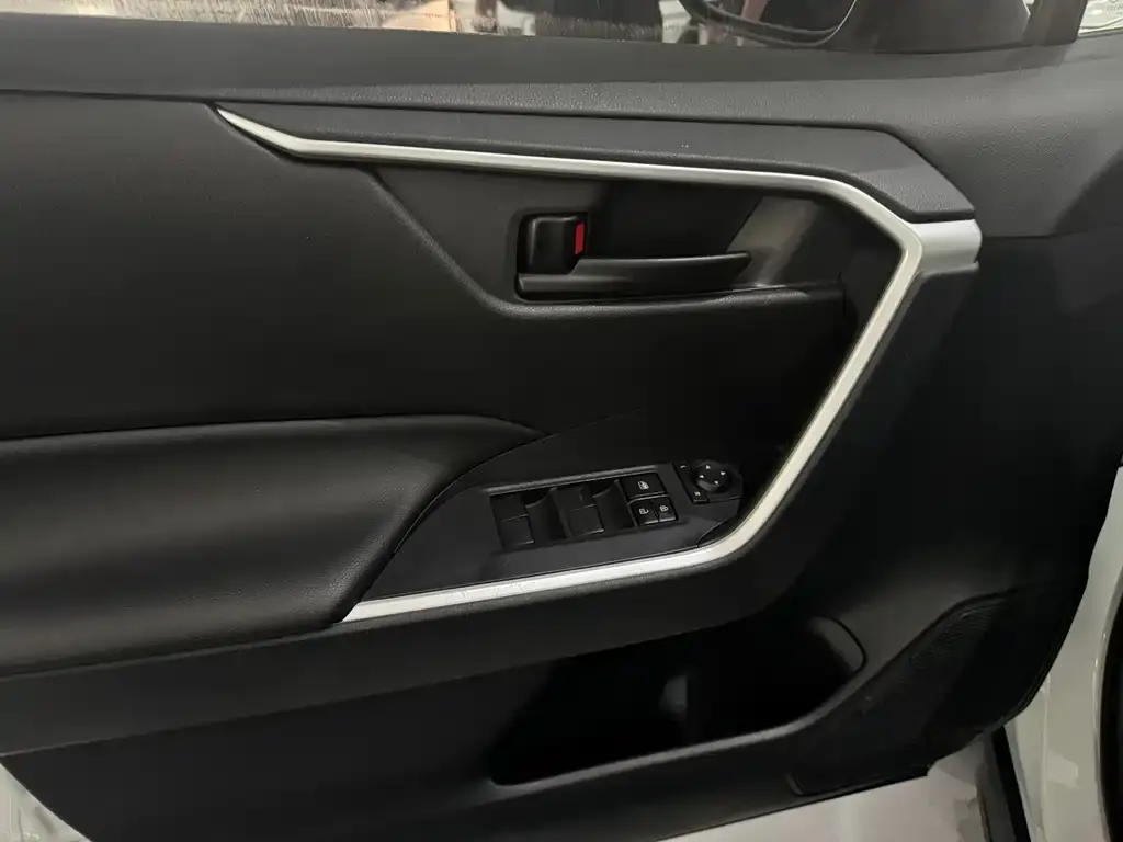 Toyota RAV4 — фото 3