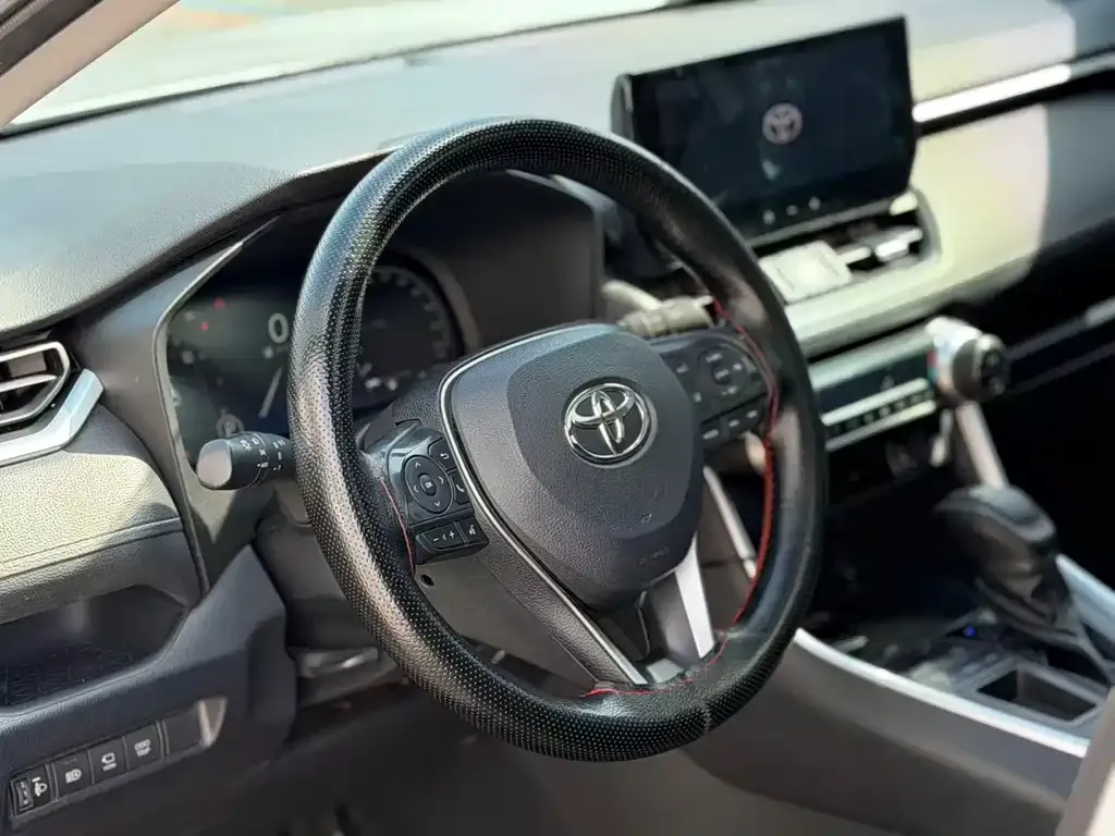 Toyota RAV4 — фото 7