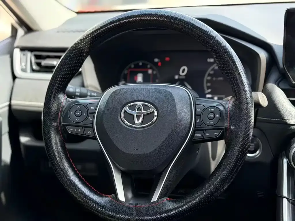 Toyota RAV4 — фото 6