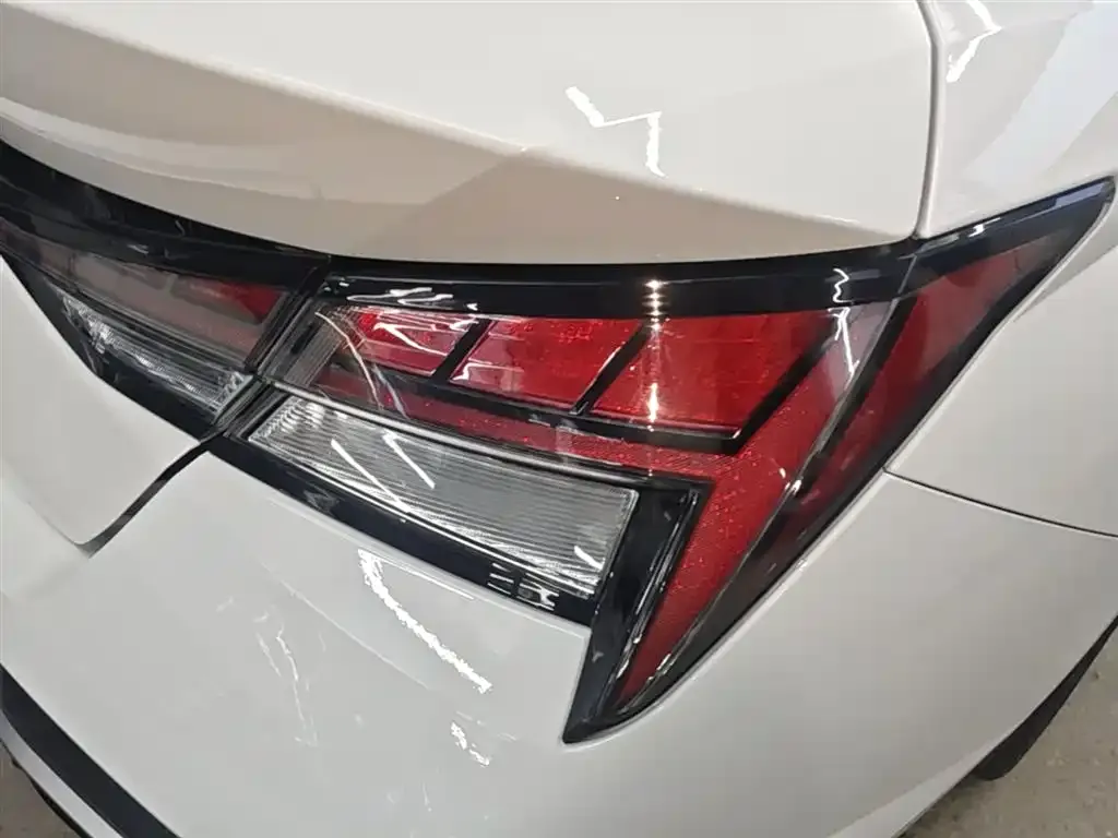 Hyundai Elantra — фото 3