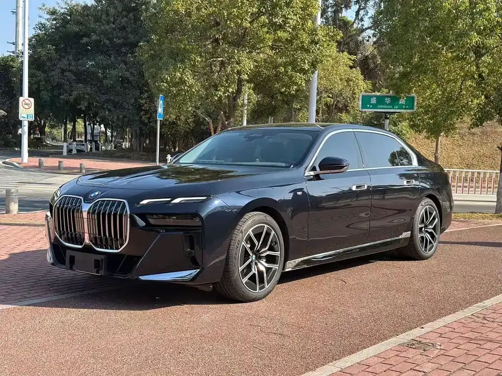 BMW 7 Series — фото 1