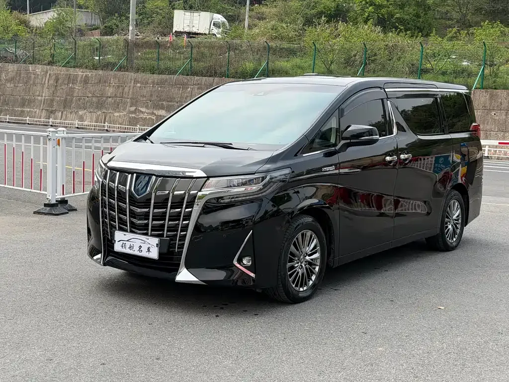 Toyota Alphard — фото 1
