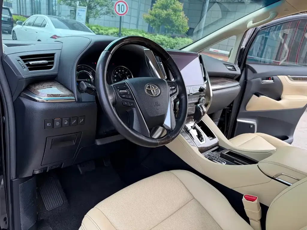 Toyota Alphard — фото 4