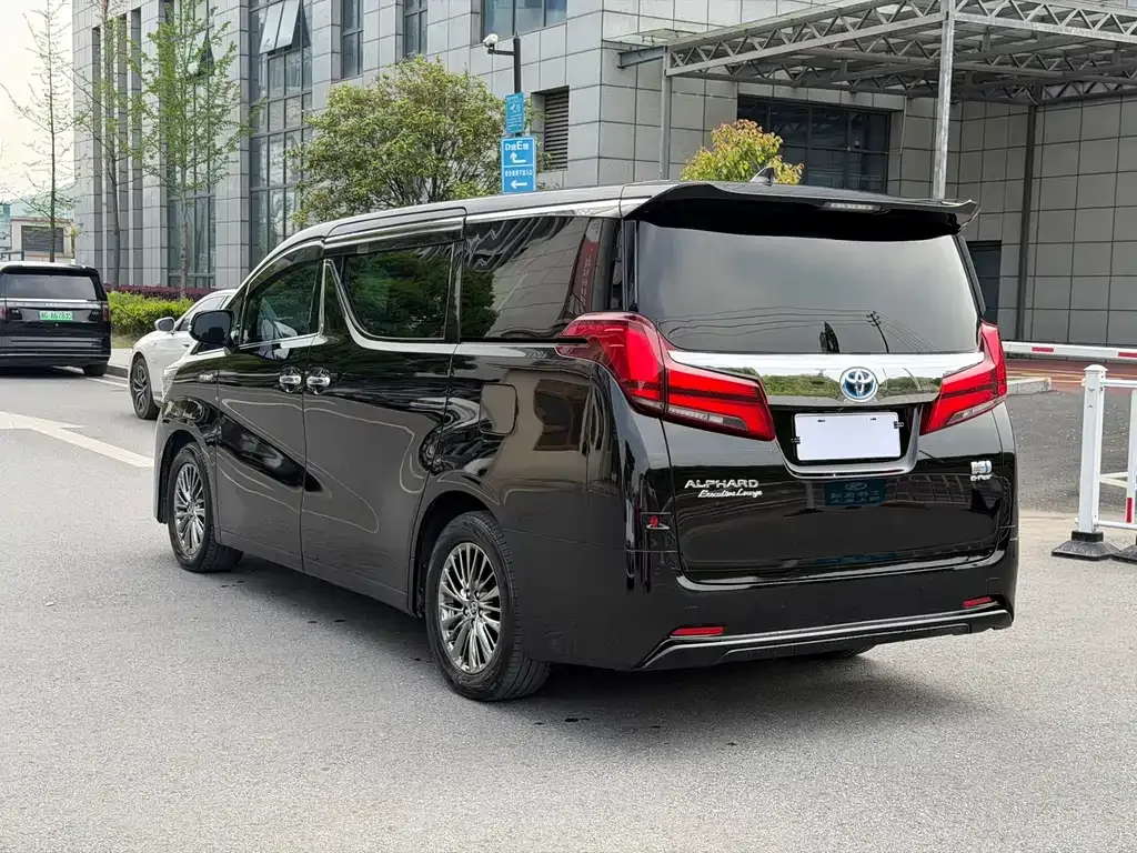 Toyota Alphard — фото 9