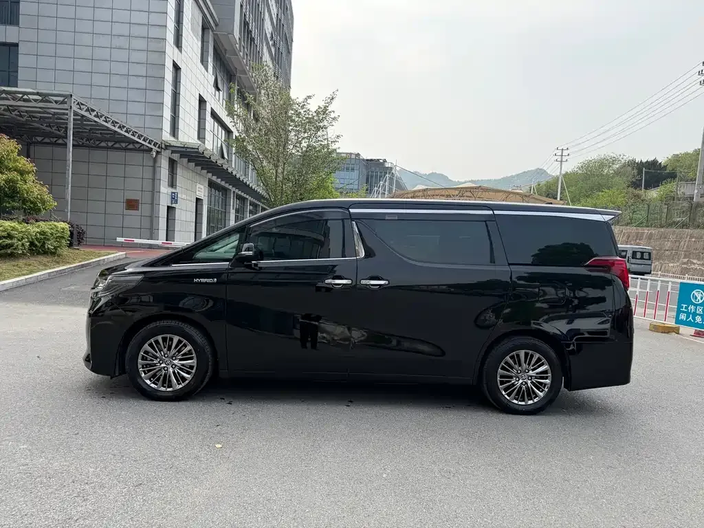 Toyota Alphard — фото 6