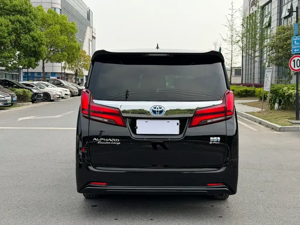 Toyota Alphard — фото 5