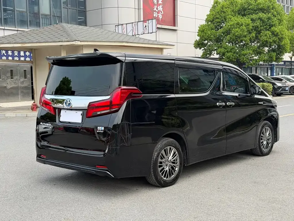 Toyota Alphard — фото 8