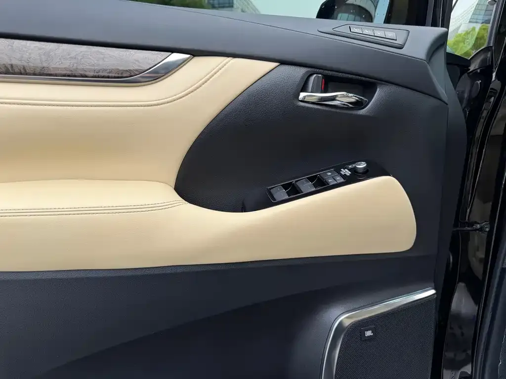 Toyota Alphard — фото 2