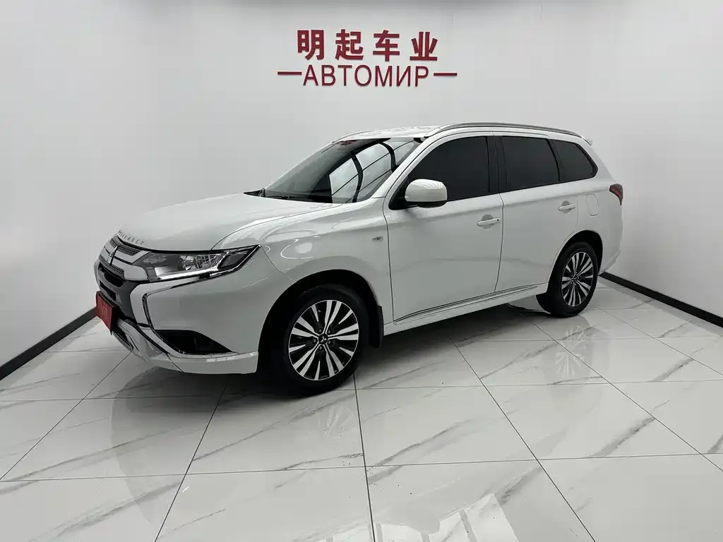 Mitsubishi Outlander — фото 1