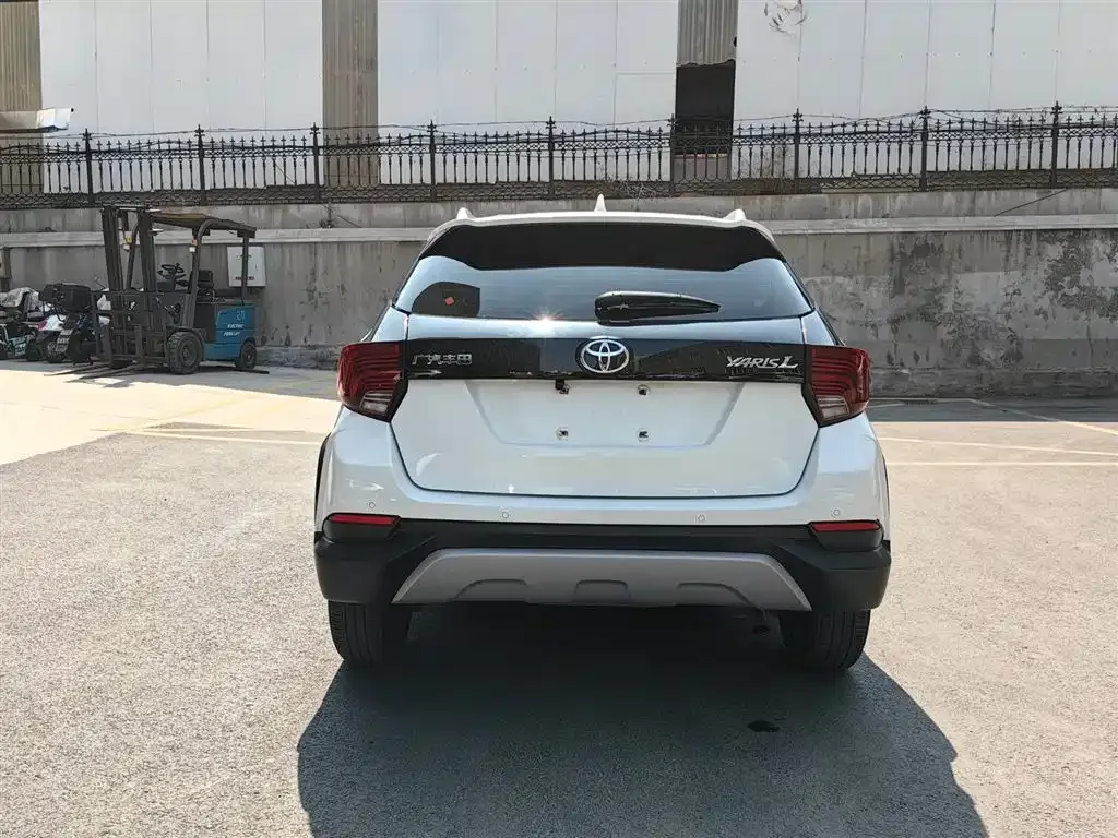 Toyota Yaris L — фото 2