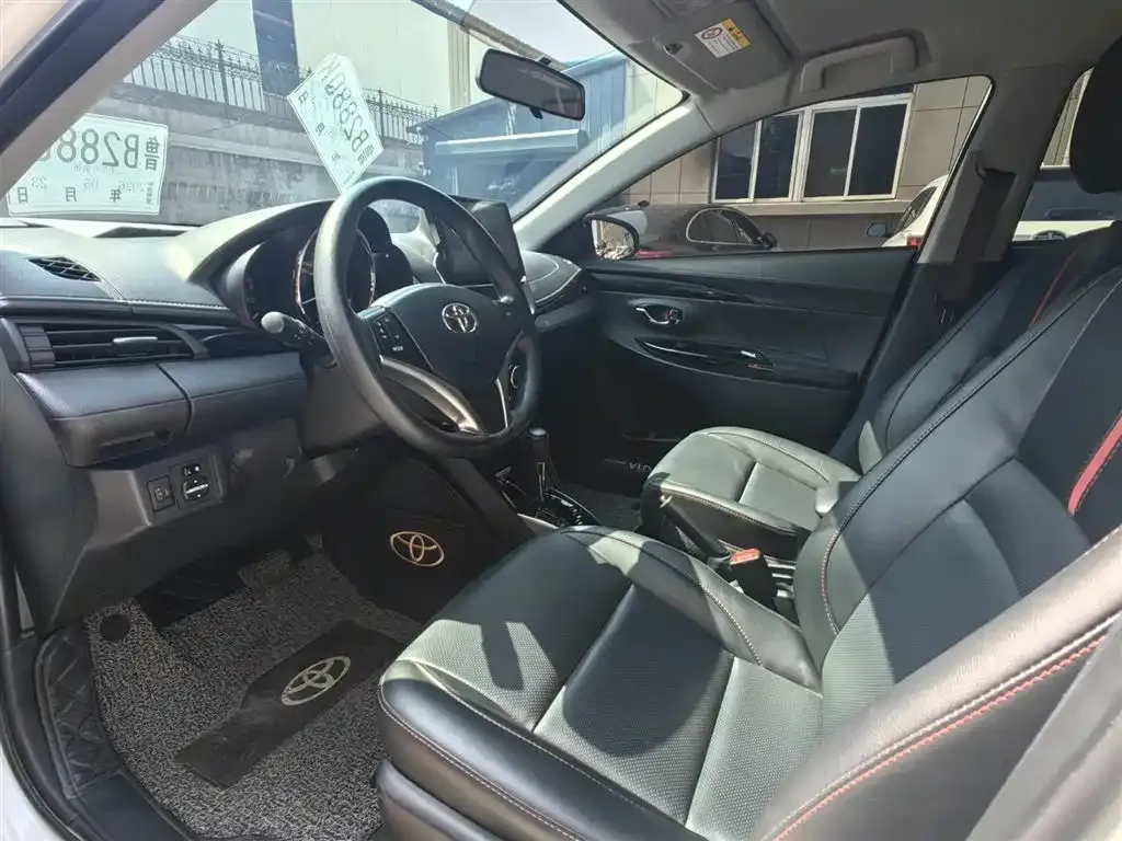 Toyota Yaris L — фото 4