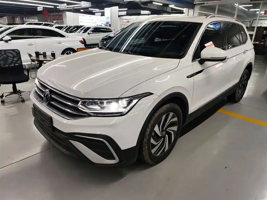 Volkswagen Tiguan L — фото 8
