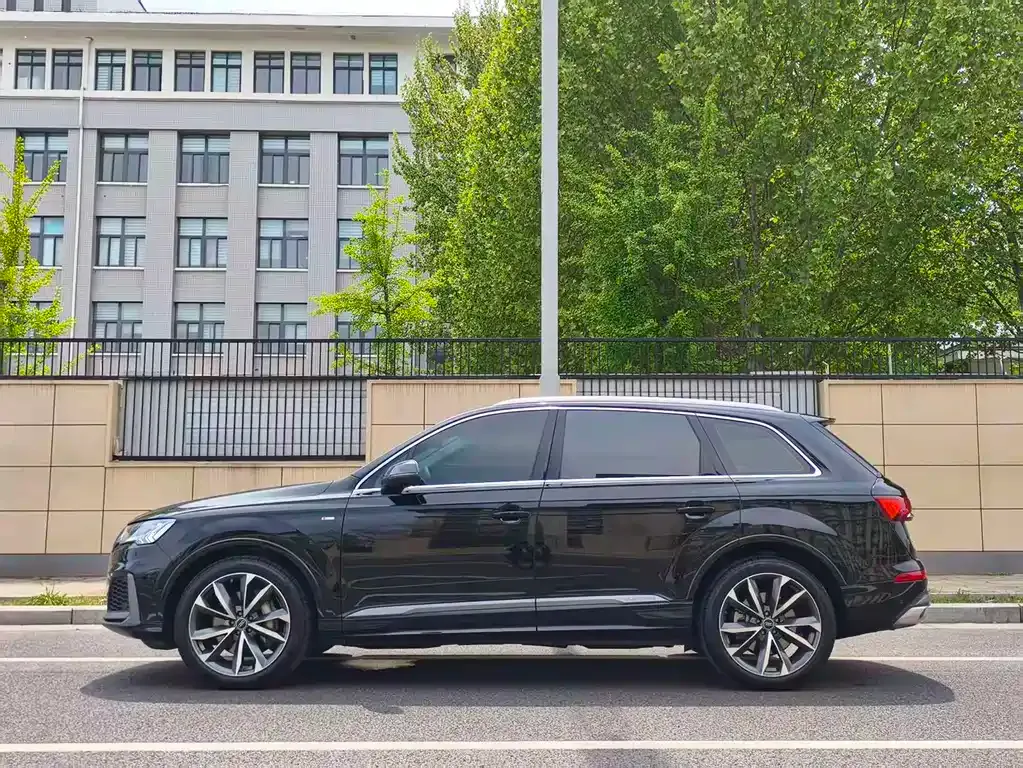 Audi Q7 2024 из CN, фото 10