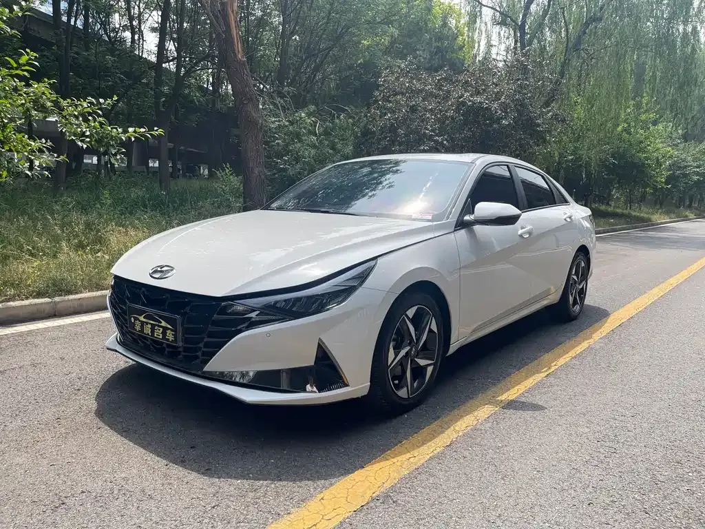 Hyundai Elantra — фото 1
