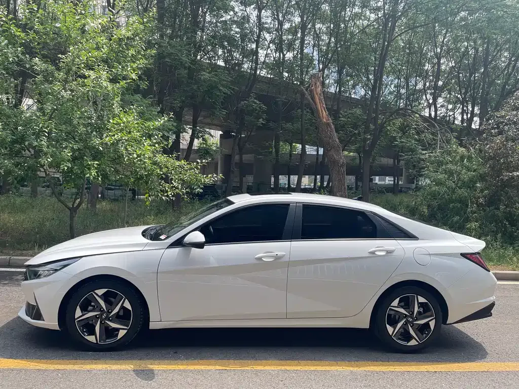 Hyundai Elantra — фото 5