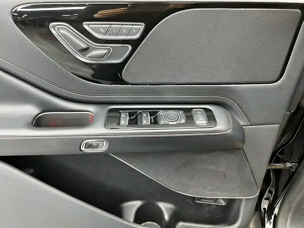 Lincoln Aviator — фото 10