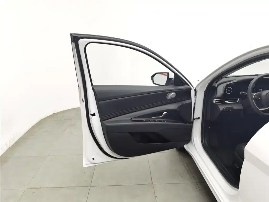 Hyundai Elantra — фото 3