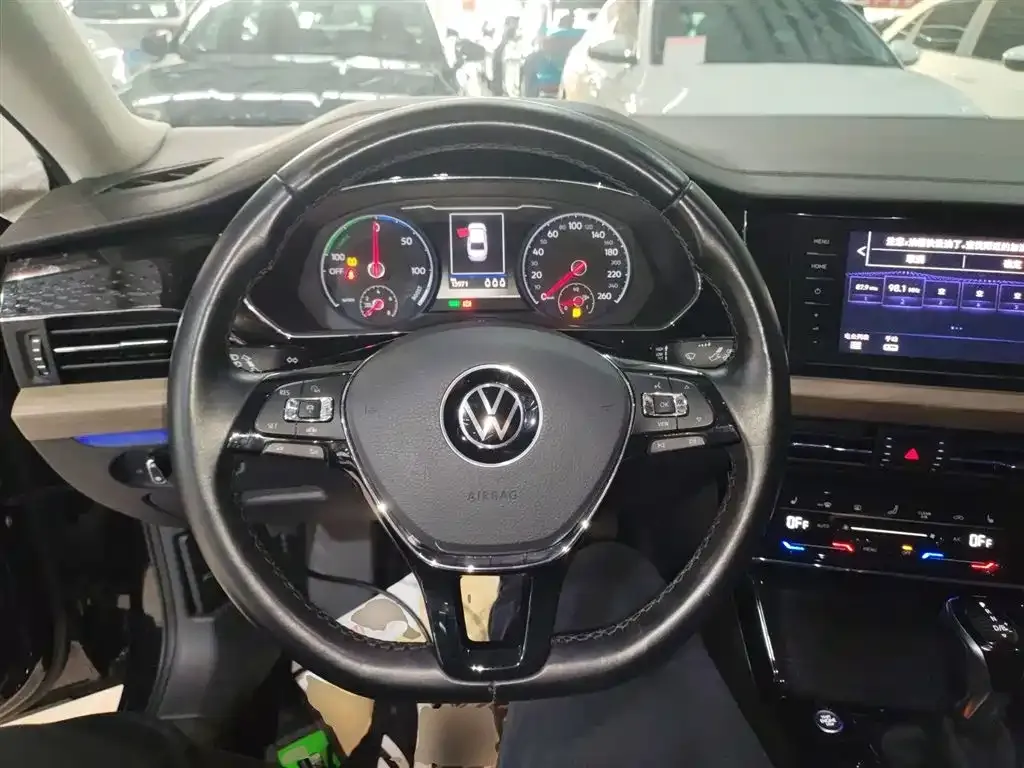 Volkswagen Passat New Energy — фото 8