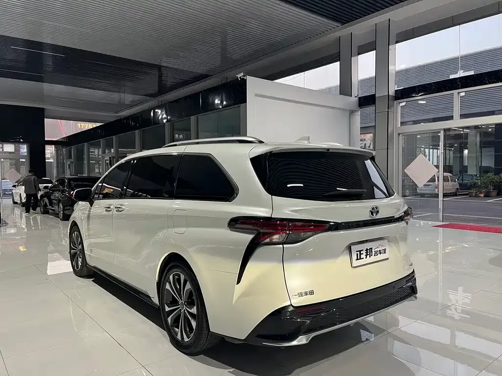 Toyota Granvia — фото 3