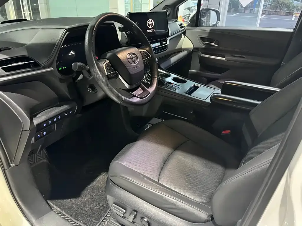 Toyota Granvia — фото 6