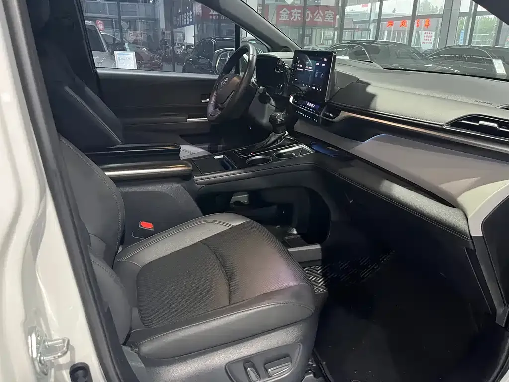 Toyota Granvia — фото 4