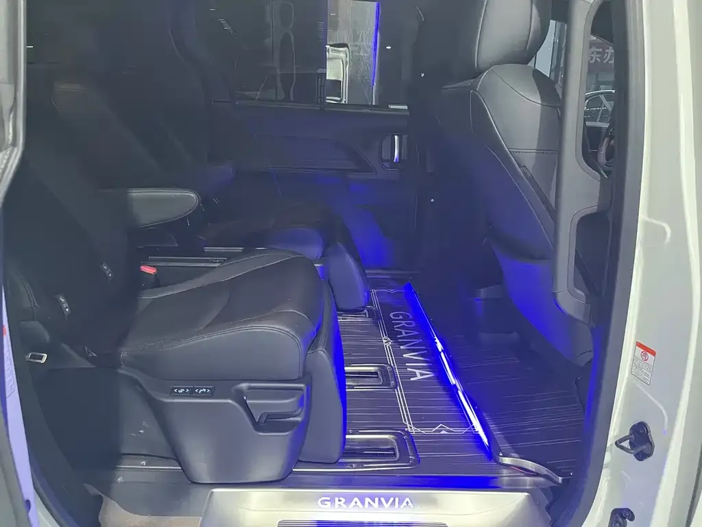 Toyota Granvia — фото 2