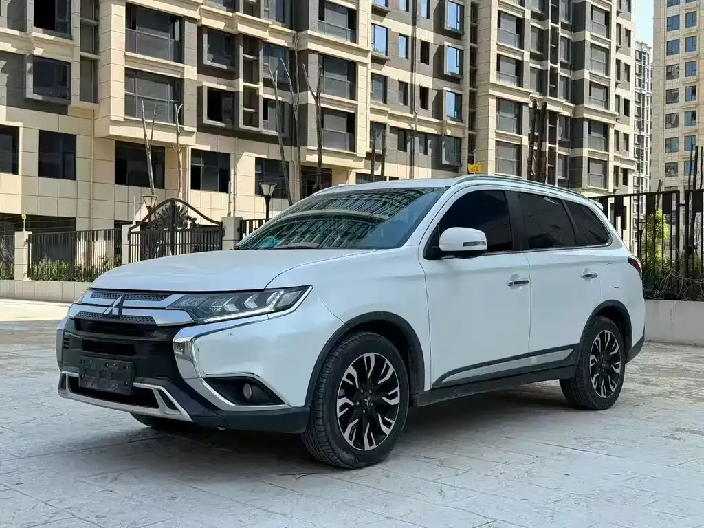 Mitsubishi Outlander — фото 1