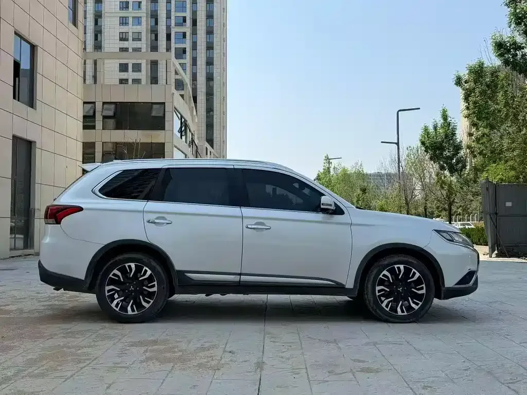 Mitsubishi Outlander — фото 2