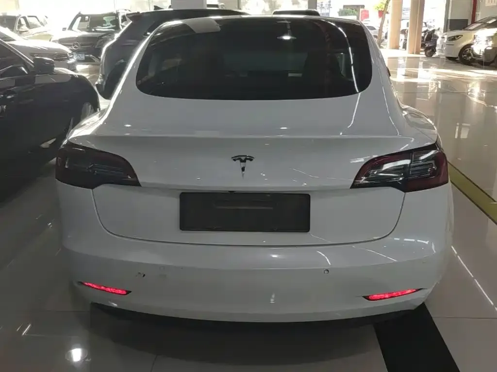 Tesla Model 3 — фото 3