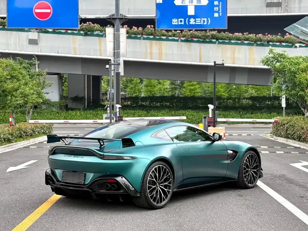 Aston Martin V8 Vantage 2022 из CN, фото 8