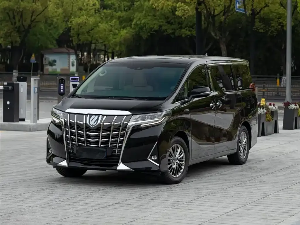 Toyota Alphard — фото 1