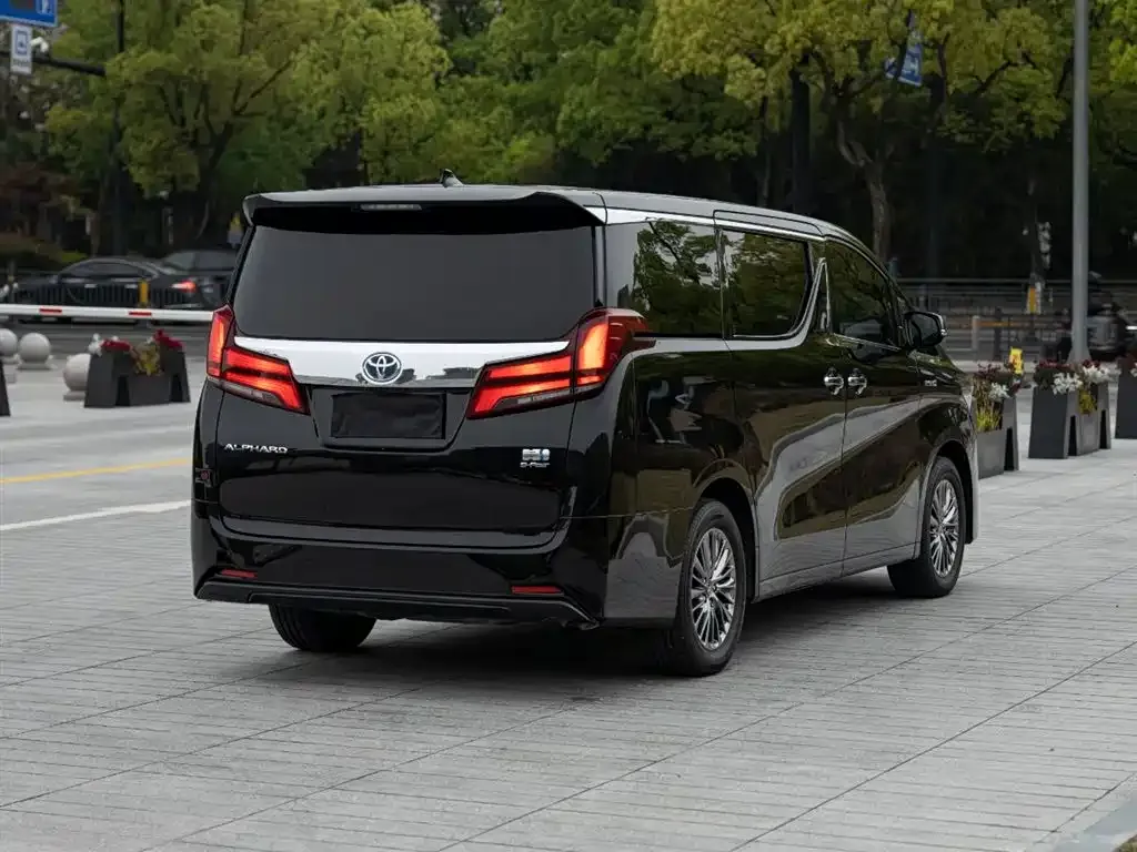 Toyota Alphard — фото 5