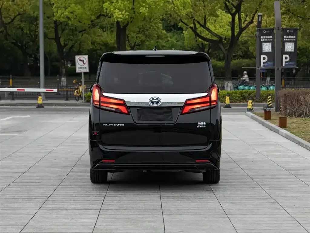 Toyota Alphard — фото 2