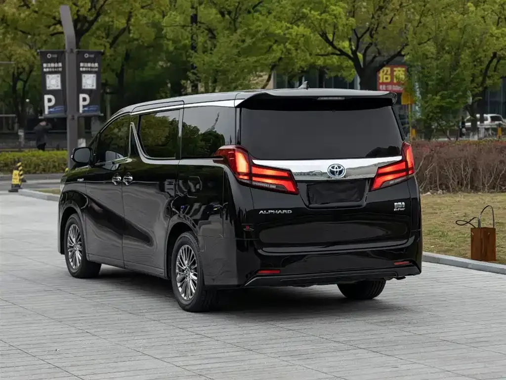 Toyota Alphard — фото 4