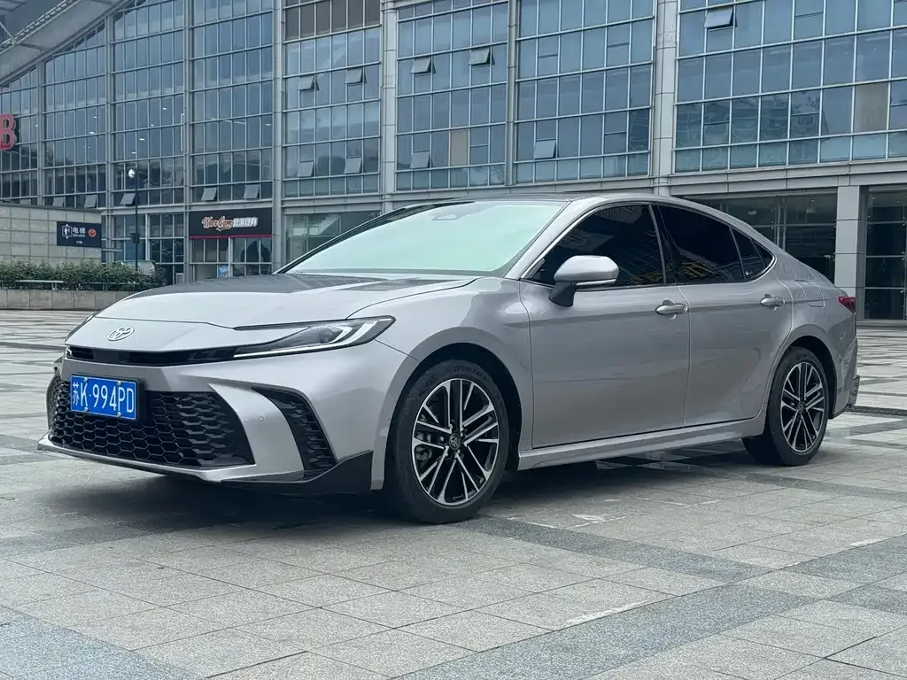 Toyota Camry — фото 1
