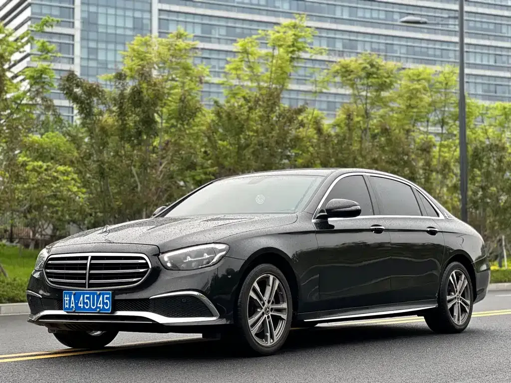 Mercedes-Benz E-Class — фото 1