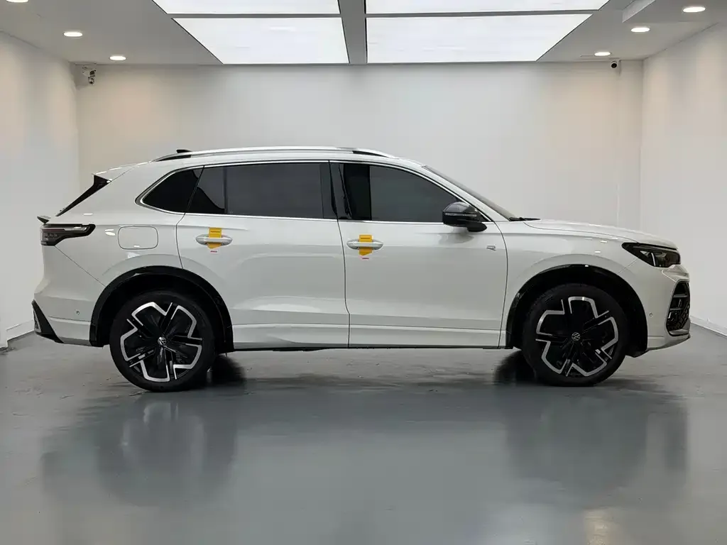 Volkswagen Tiguan L — фото 2
