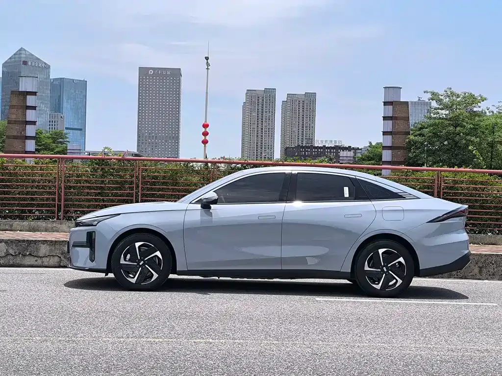 Geely Galaxy L6 — фото 7