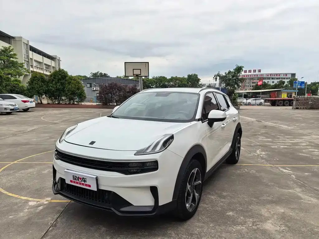 Lynk & Co 06