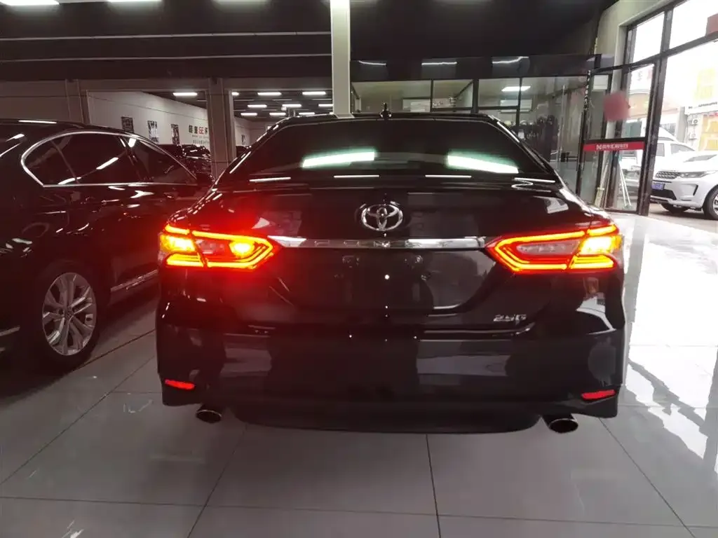 Toyota Camry — фото 2
