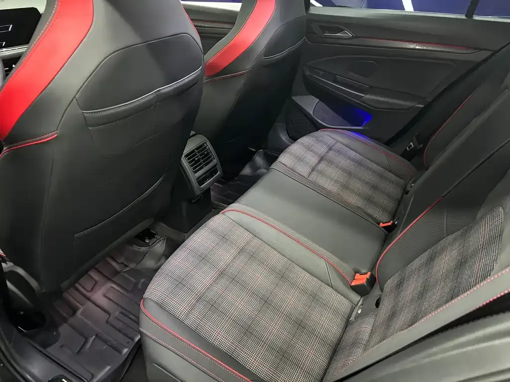 Volkswagen Golf GTI — фото 9