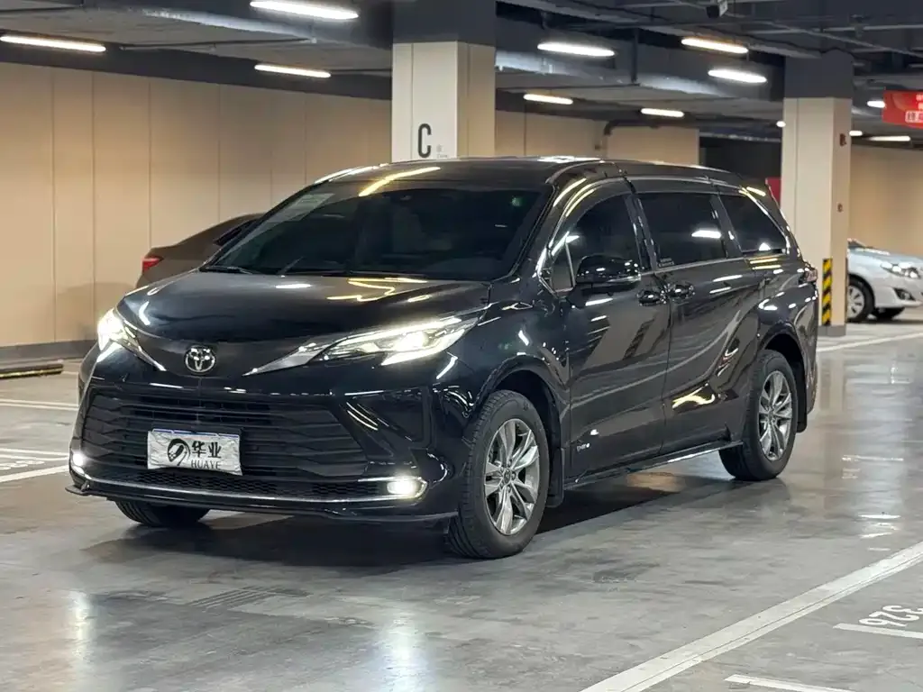 Toyota Sienna — фото 1