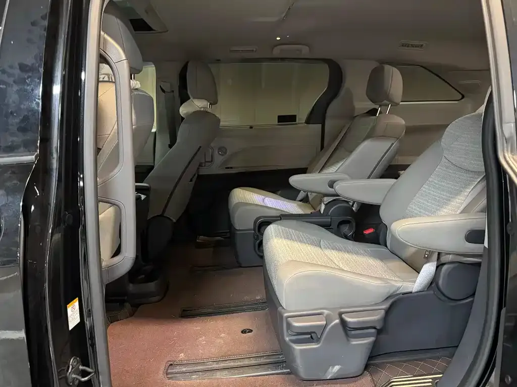 Toyota Sienna — фото 9